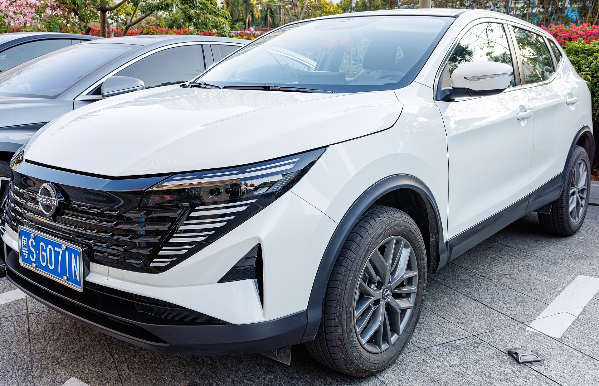 Nissan to Build Small Hybrid SUV in the UK