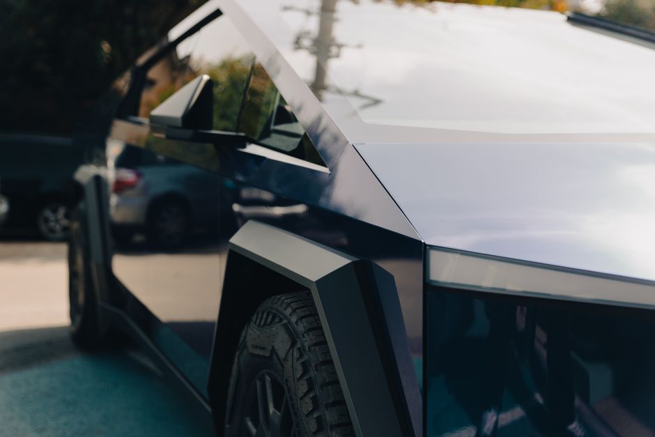 Tesla ve Rivian Teslimat Tahminlerini Aştı, Ancak Borsada Sadece TSLA Yükseldi