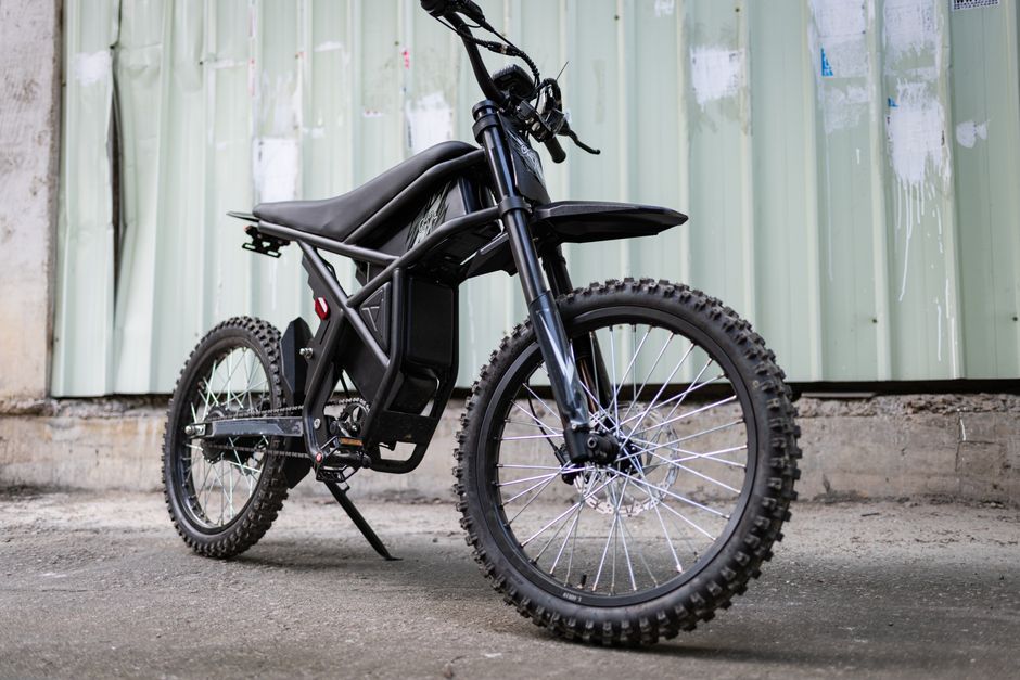 RGNT verwandelt sein Retro-Elektromotorrad in einen Scrambler