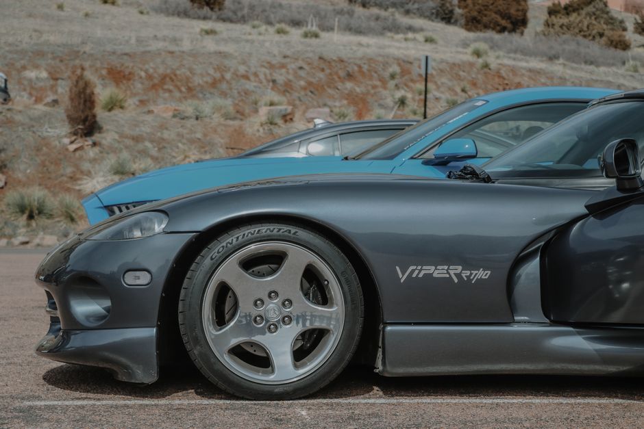 LEGO Technic Dodge Viper GTS-R: A Model with a Fully Functional 10-Piston V10