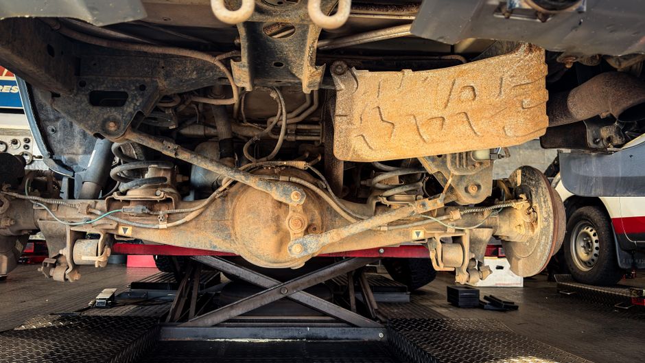 Tesla Model Y L Owners in China Report Suspension Collapse, Fans Devise 'Finger Test'