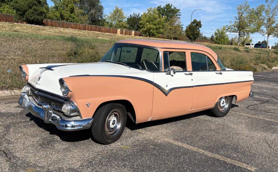 1955 Ford Fairlane Sedan: Yeni Parçalarla Donatılmış Bir Y-Block Klasiği