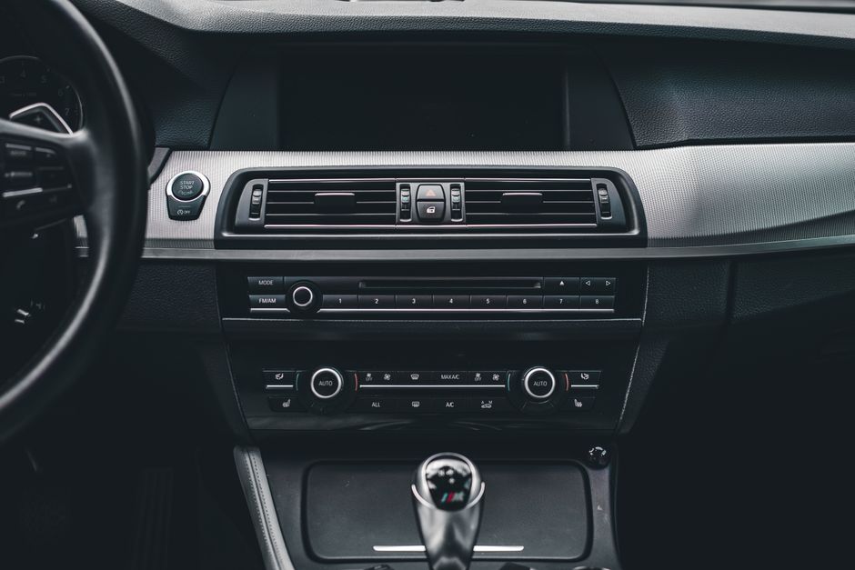 US-Repräsentantenhaus stimmt für AM-Radio-Pflicht in Neuwagen – gegen den Widerstand der Autohersteller