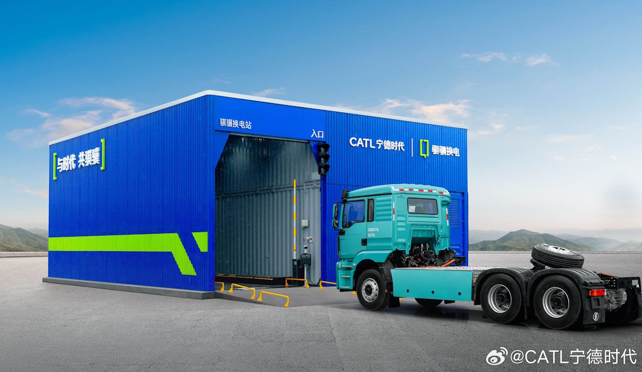 CATL Pairs Swappable Batteries With a Range-Extender for Heavy Trucks