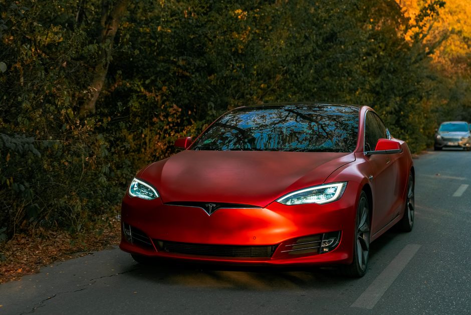 Tesla, Yeni Roadster İçin 50 Yıllık Gösteri Tekniğini Canlandırıyor