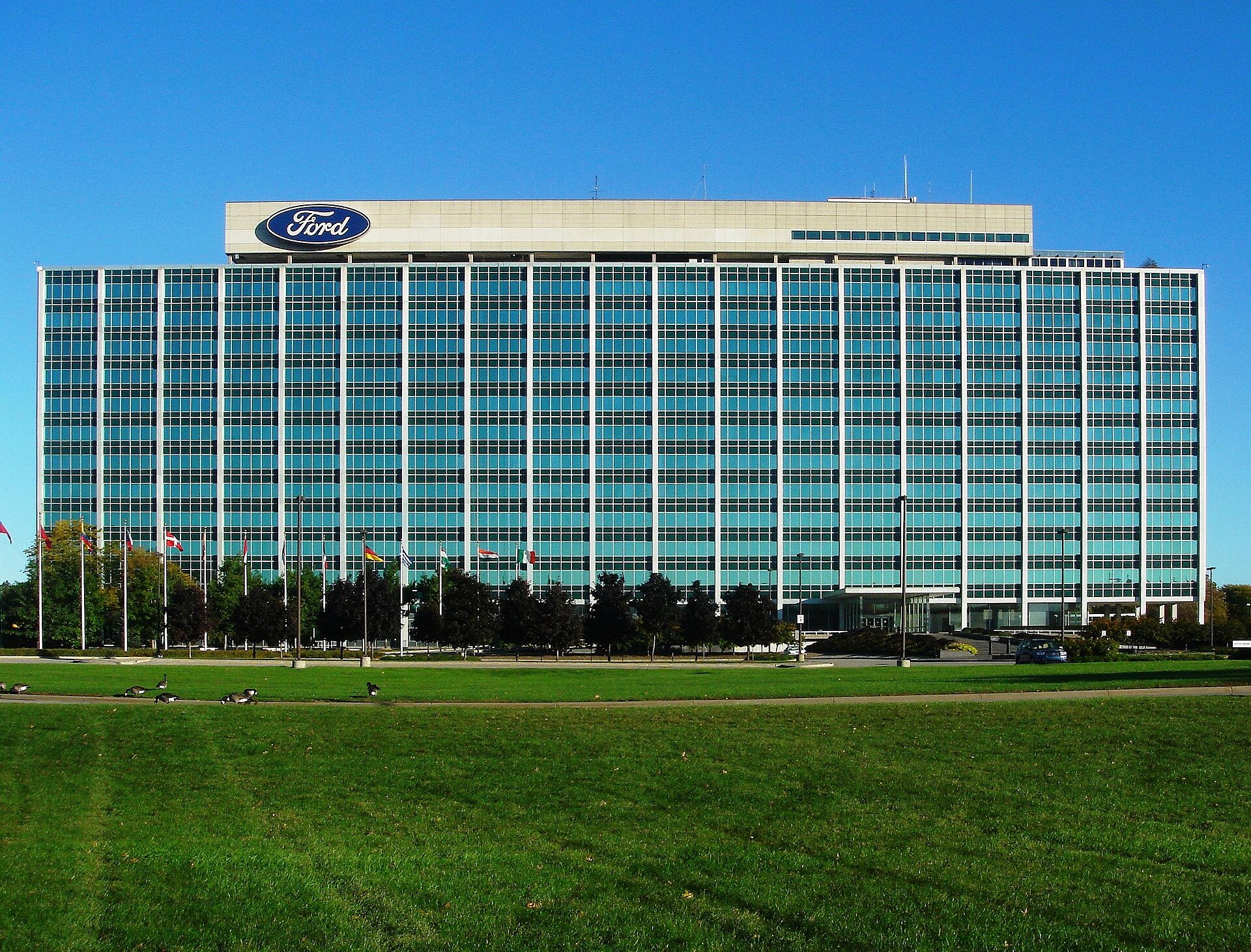 Ford'un Yeni Patenti Elektrikli Araçlarda Batarya Değişimini Yan Deviriyor