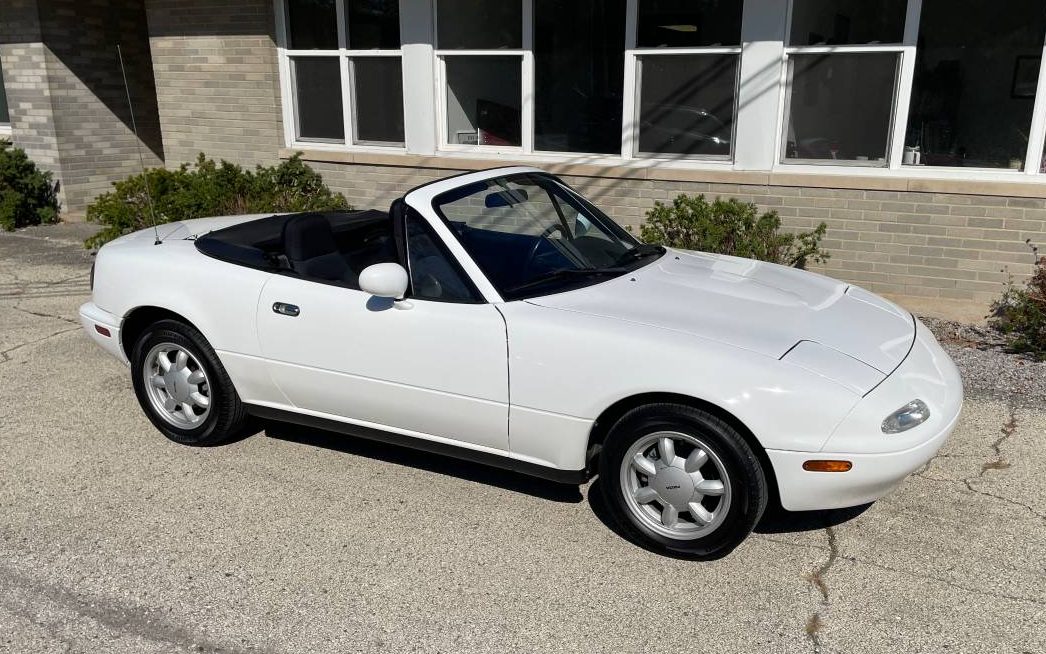 İlk Yıl 1990 Mazda Miata Yeniden Satışta: Fiyat Düşürüldü