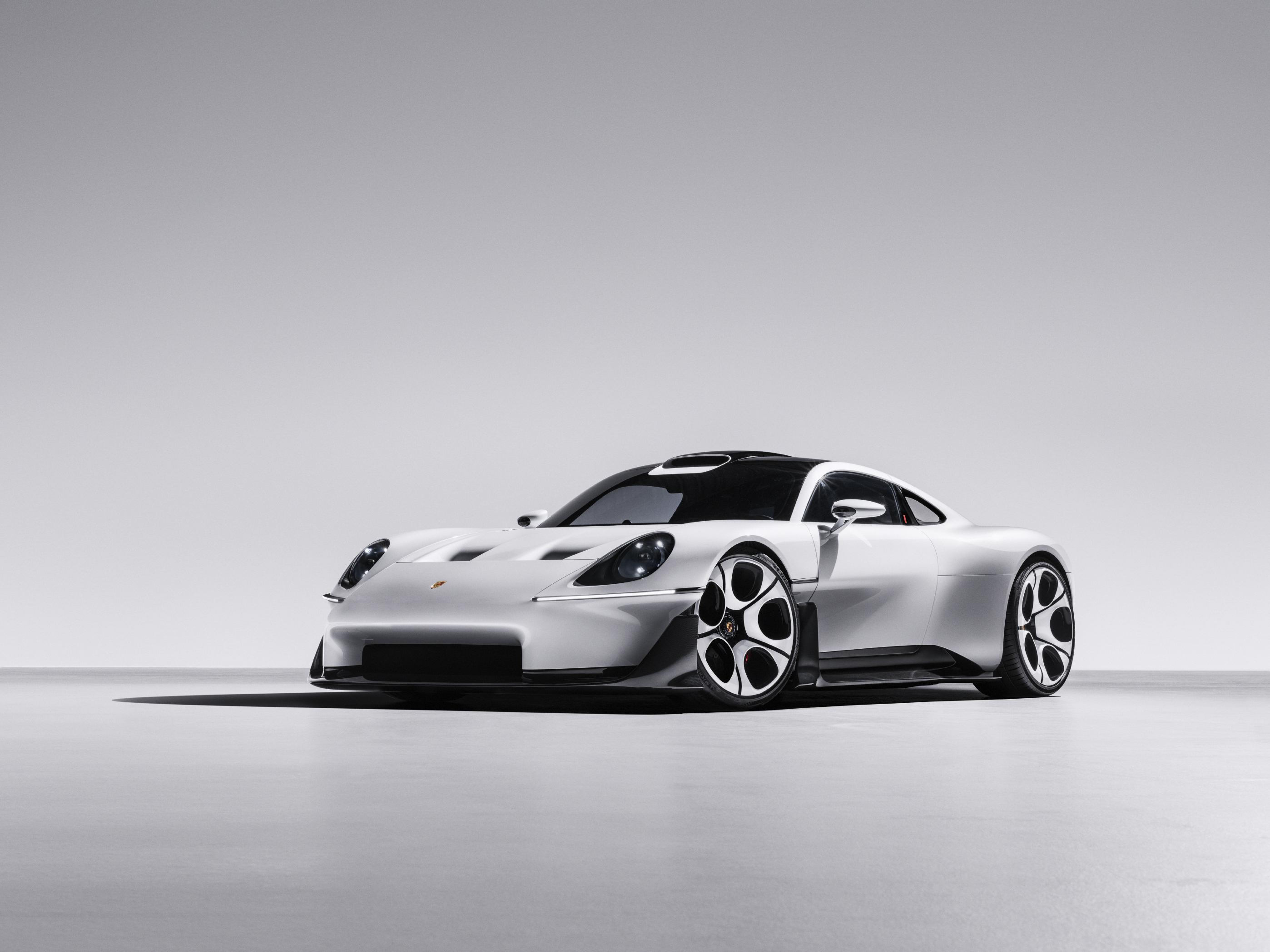 911'in Üstünde Bir Porsche: Marka Yeni Orta Motorlu Süper Otomobili Tanıttı
