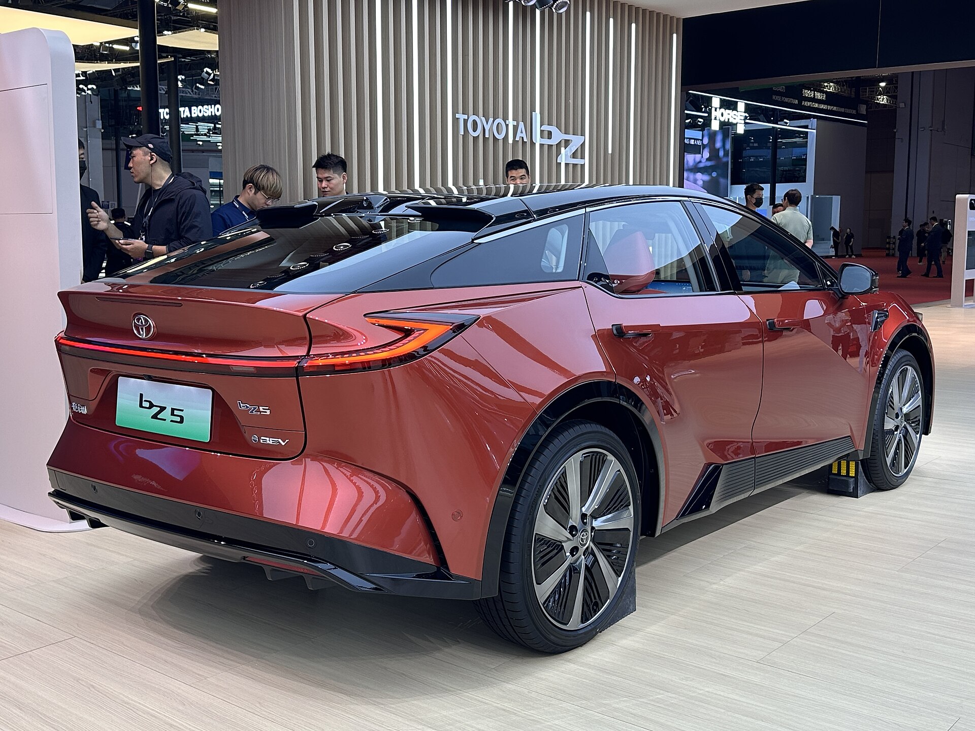 Toyota'nın Güncellenen bZ5 Elektrikli SUV'u Model Y'nin Yarı Fiyatına Geliyor