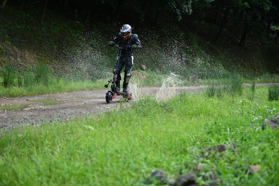 ECOROAD ES6 Dual: 2.000W Güç ve 34 MPH Hız Sunan Off-Road Scooter
