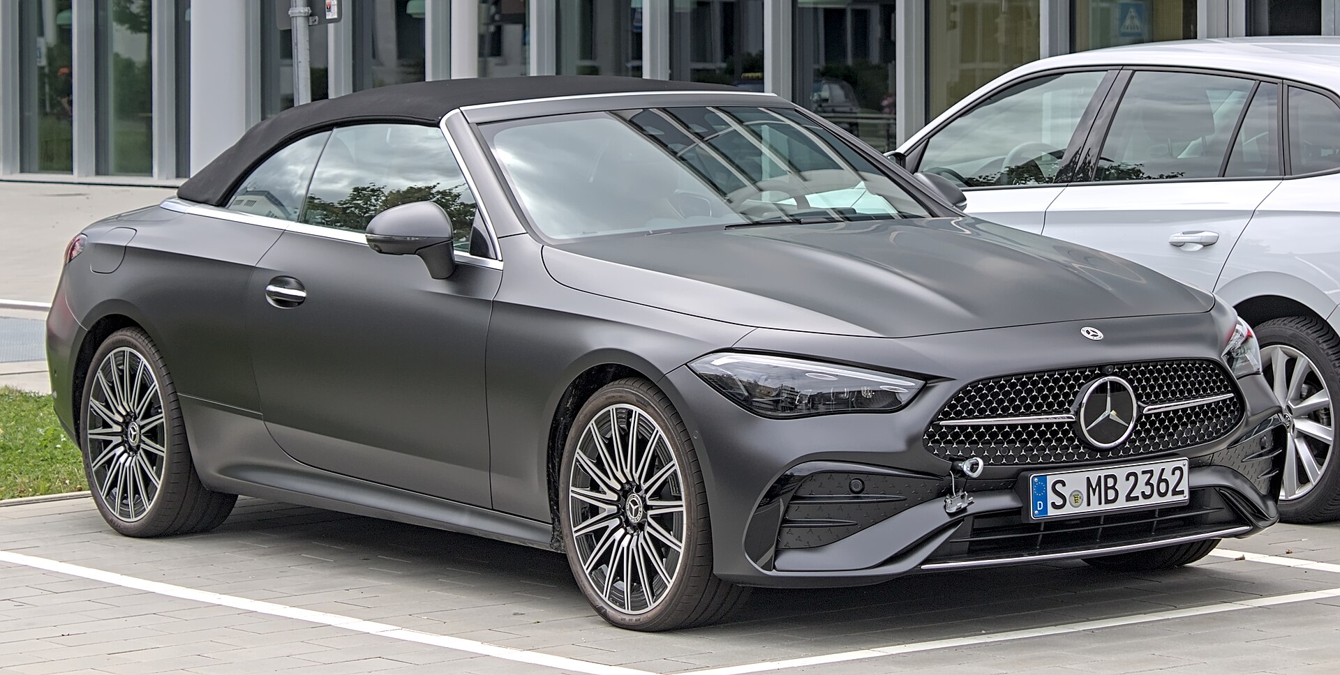 Mercedes Goes Back to the Drawing Board in China After a 31% Sales Collapse