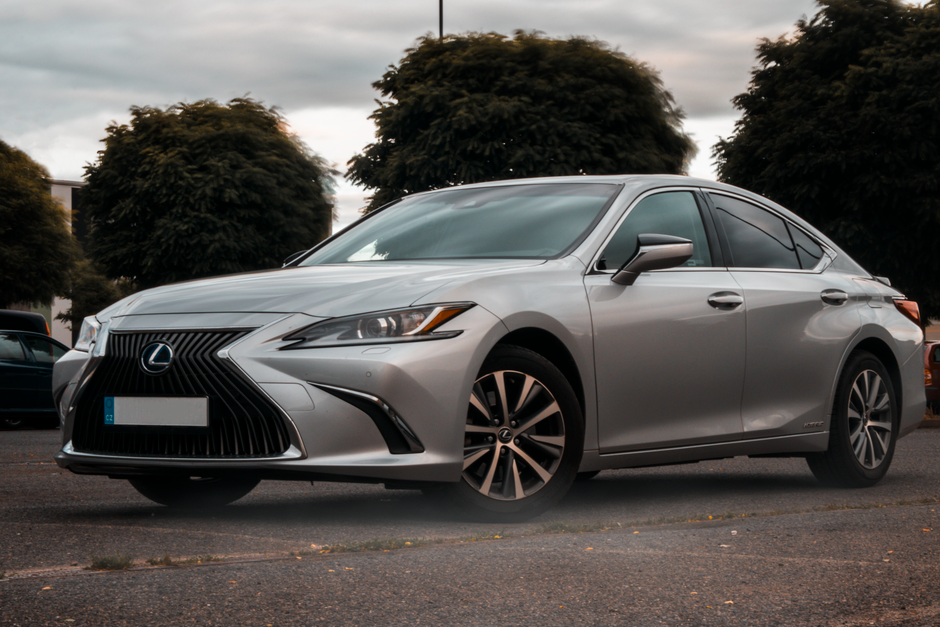 Toyota Crown vs. Lexus-Limousine: Kann der Crown mehr Luxus für weniger Geld bieten?