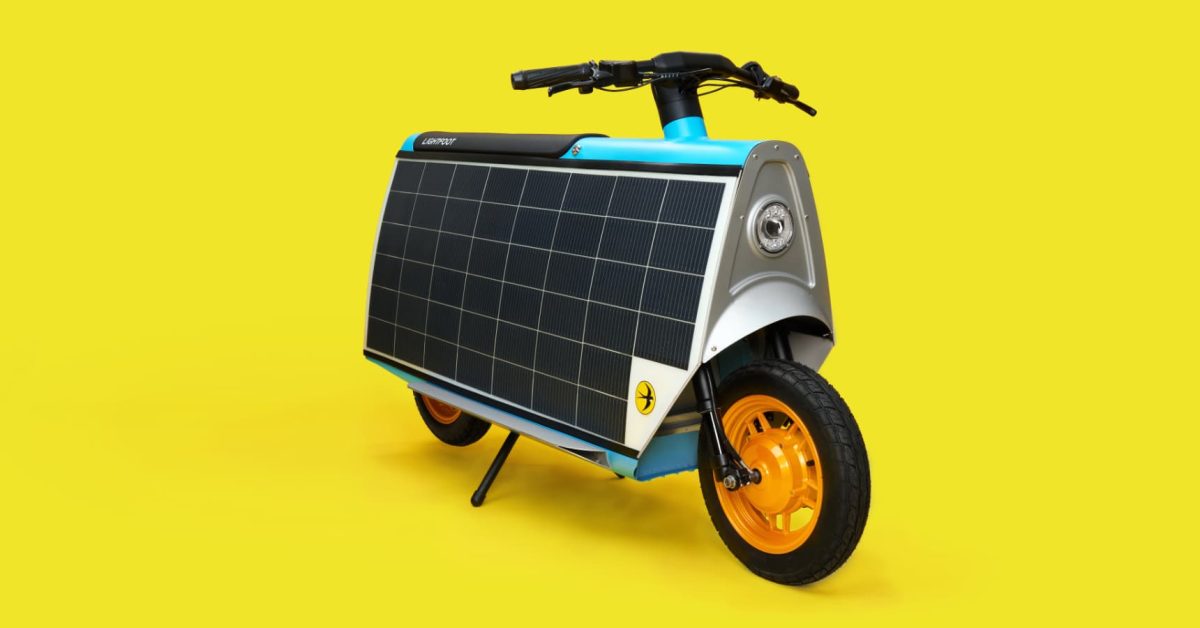 Güneş Enerjili Bu İki Kişilik Scooter Prizsiz de İdare Edebilir