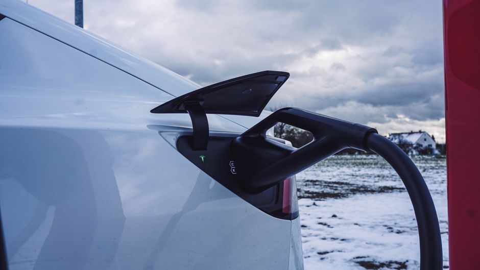 Canada's 2035 EV Mandate Faces Uncertainty as Emissions Rules Take Shape