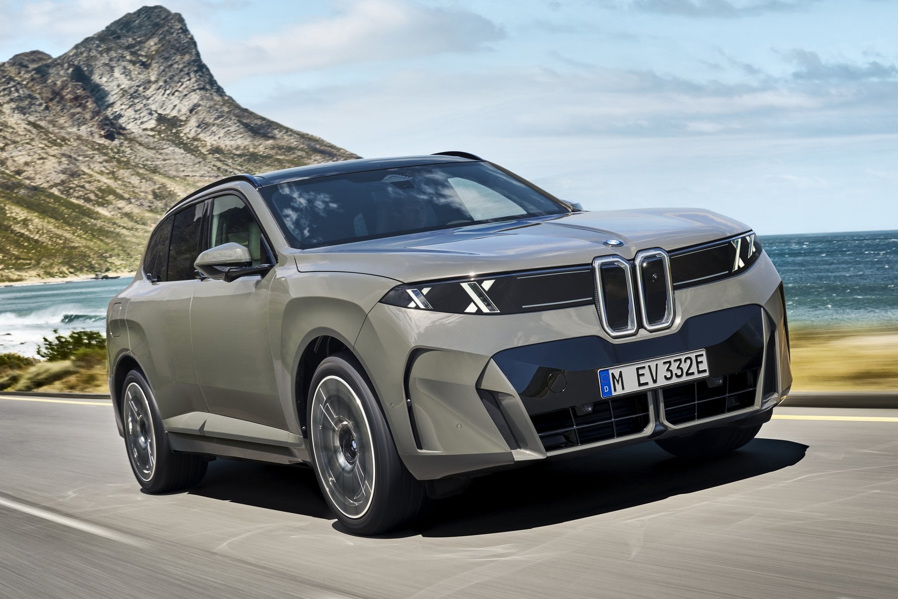 BMW Elektrikli Serisini Genişletiyor: iX5 60 xDrive Siparişe Açıldı, iX3'e Dört Çeker Seçeneği Geldi