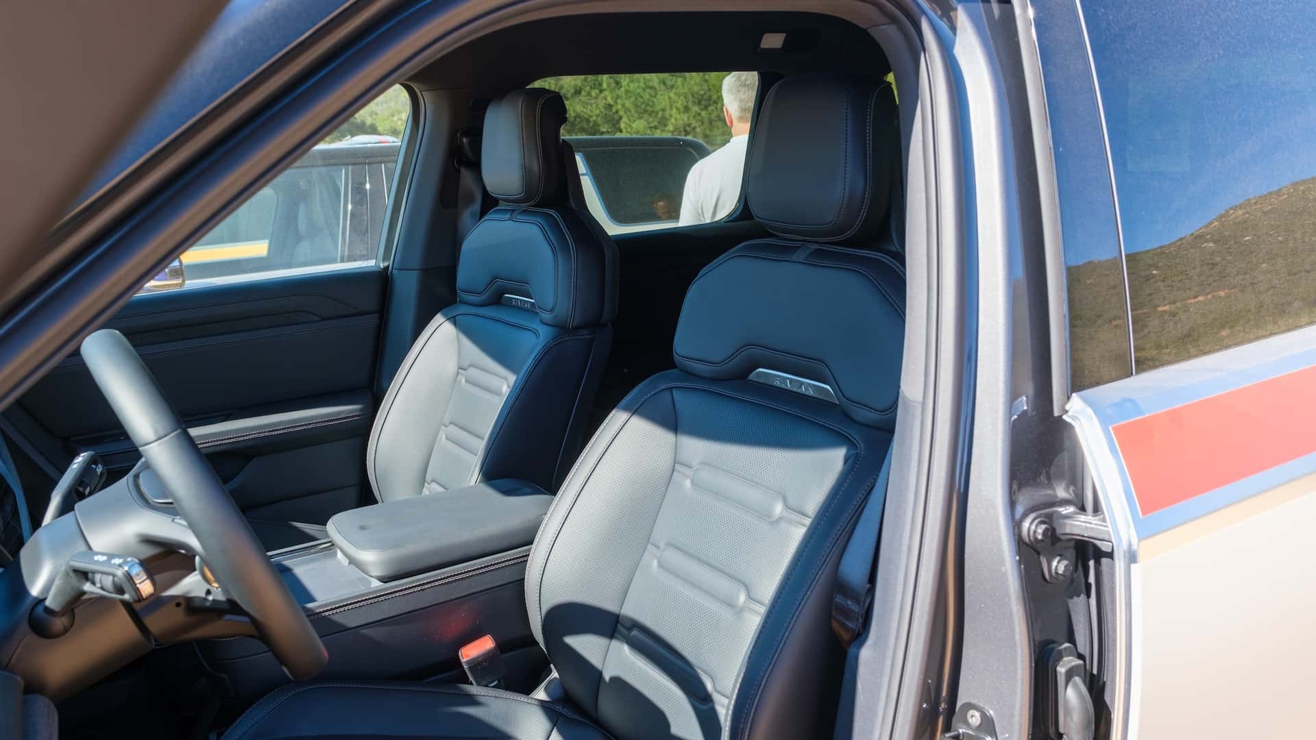 Rivian R1T Sahibi, Alaska Emeklilik Yolculukları Öncesi Neden Benzinliye Geçti?