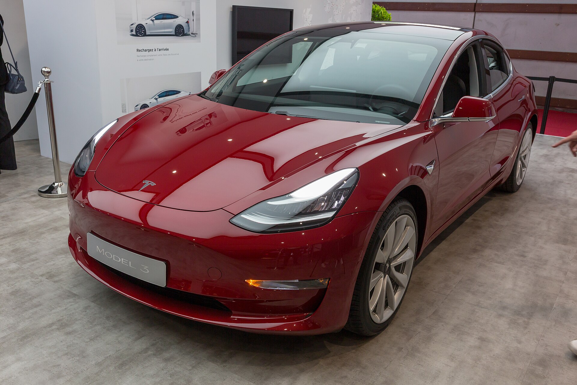 Tesla Roadster Tanıtımı 15 Ekim'e Ertelendi: Etkinlik Sadece Açık Havada Yapılabiliyor
