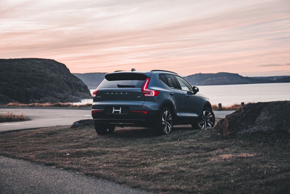 Volvo Discontinues EX40 in the US, Reveals Updated XC40 Hybrid with Gemini AI
