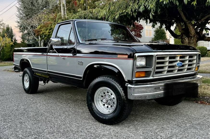 Zaman Kapsülü Gibi: Fabrikadan Yeni Çıkmış Görünen 1986 Ford F-150 XL Camper Special