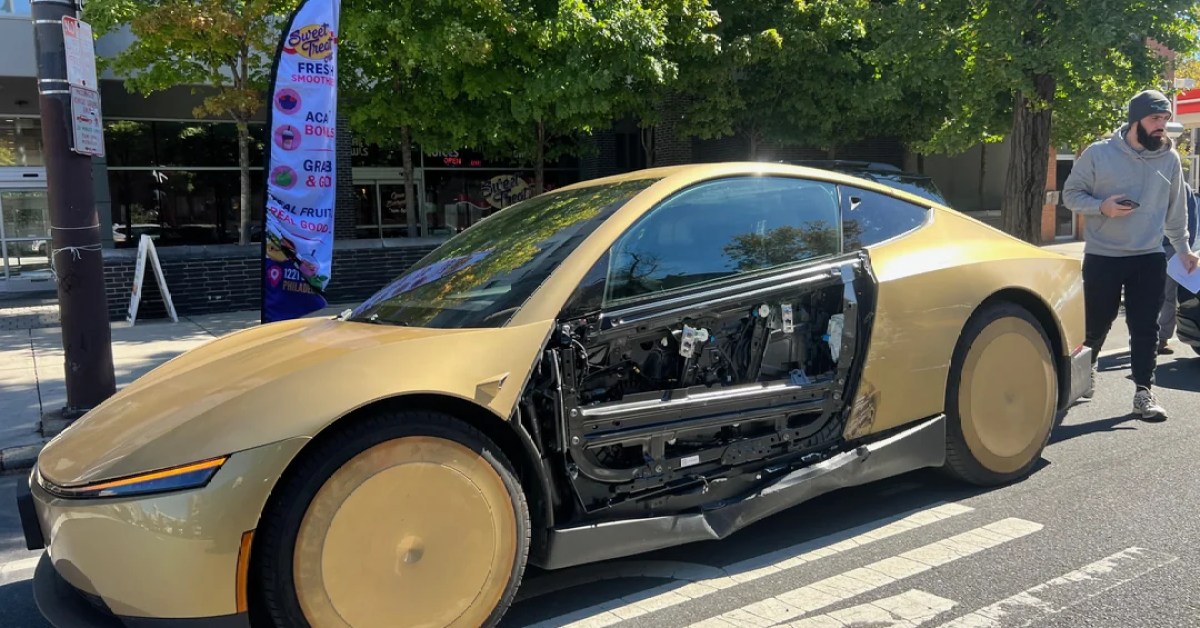 Tesla Cybercab Philadelphia'da Kapı Paneli Kaybetti