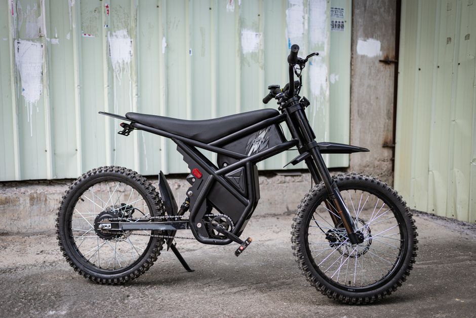 Stark Future stellt VARG SM Sköll vor: eine komplett schwarze, mit Titan bestückte Elektro-Supermoto