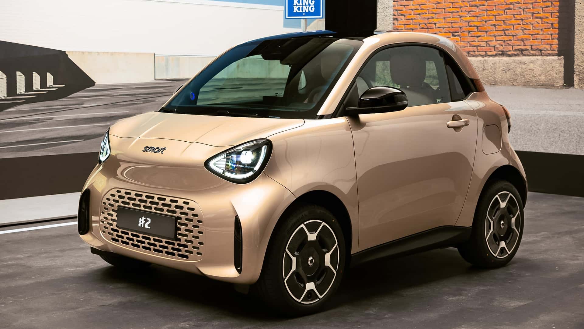 Smart's Tiny Two-Seater Returns With Double the Range and Faster Charging
