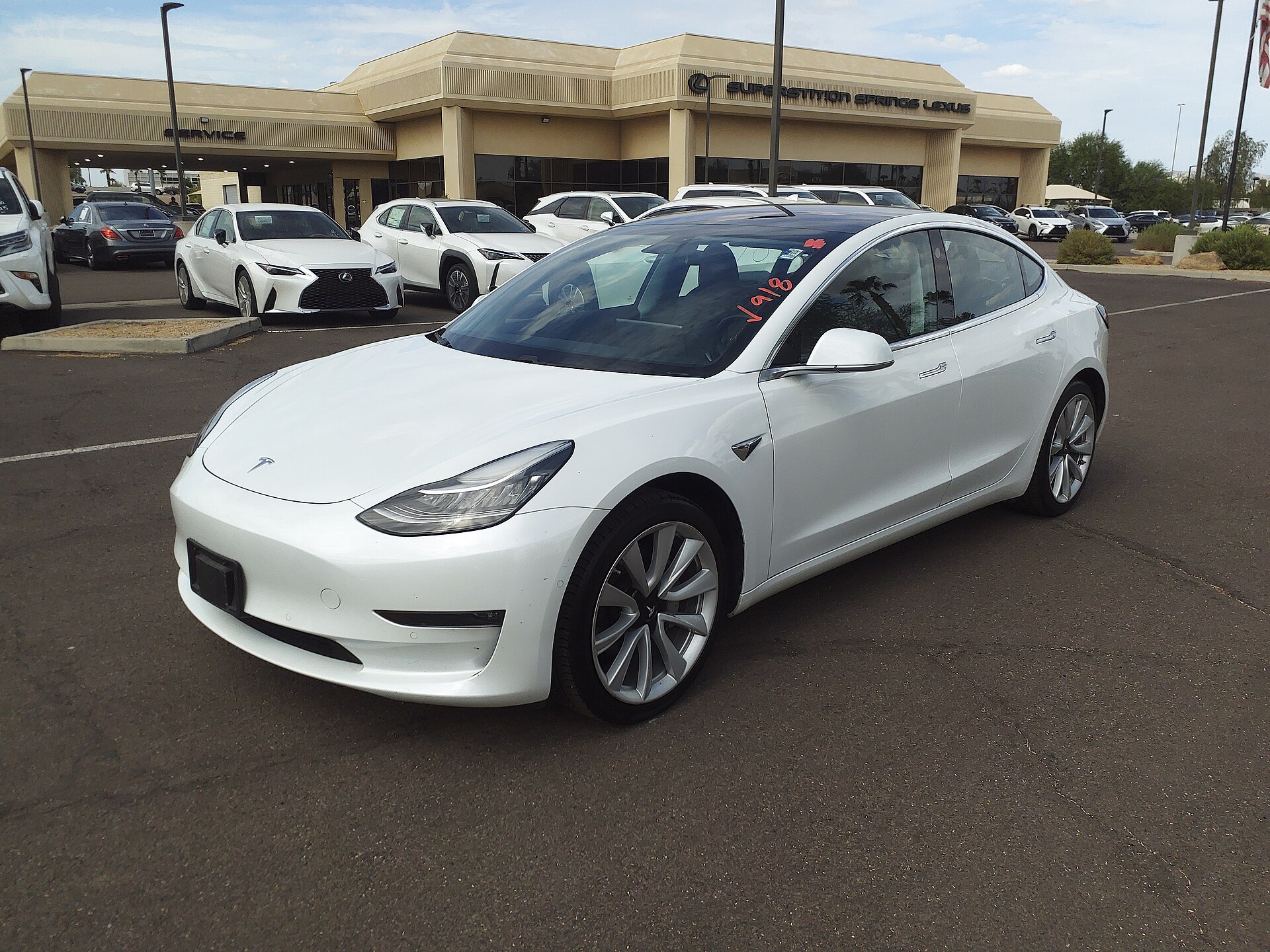 Tesla Model 3'ün Yenilenmiş Hali Görüntülendi: Krom Detaylar Gitti, Kabin Değişti