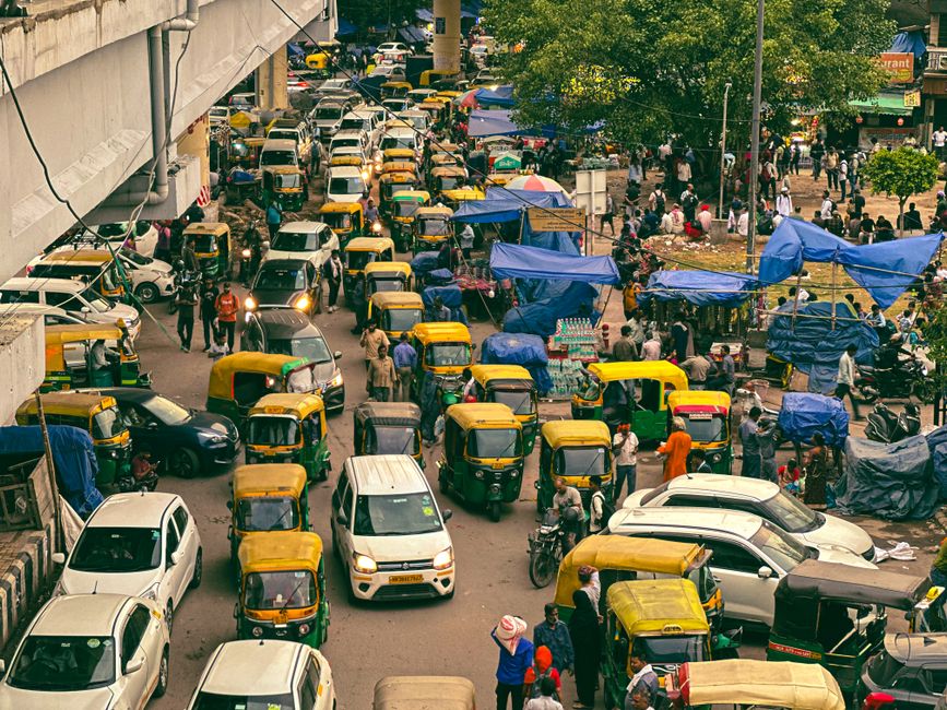 Delhi, Zehirli Dumanları Azaltmak İçin Benzinli Çekçek ve Scooterları Yasaklamayı Planlıyor
