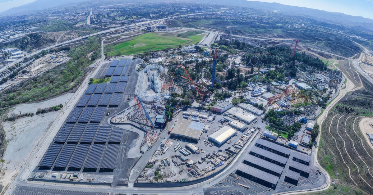 Six Flags Magic Mountain, California'nın En Büyük Güneş Enerjili Otoparkını Devreye Aldı