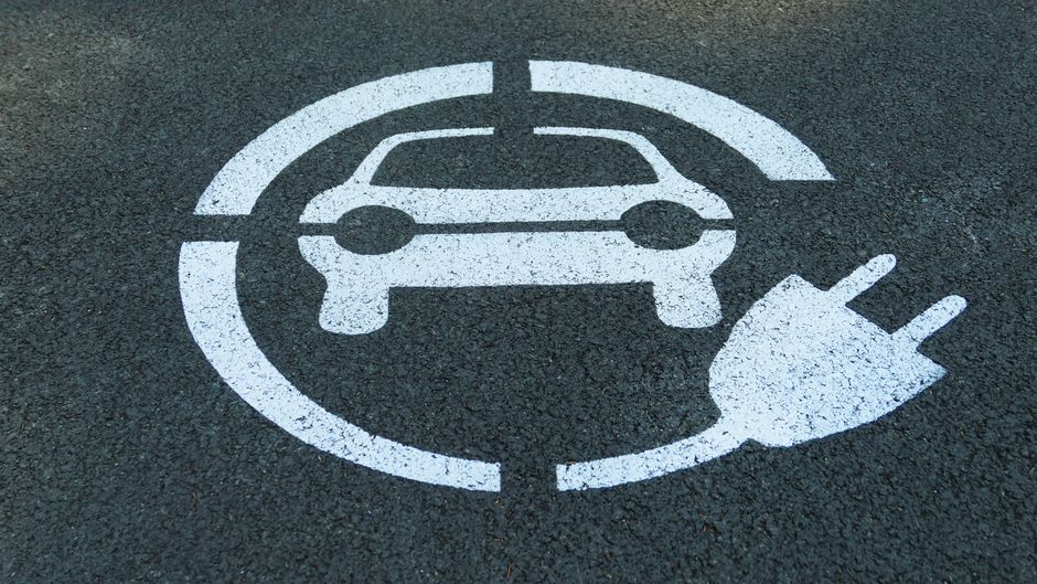 Ford erforscht induktives Laden für E-Autos während der Fahrt