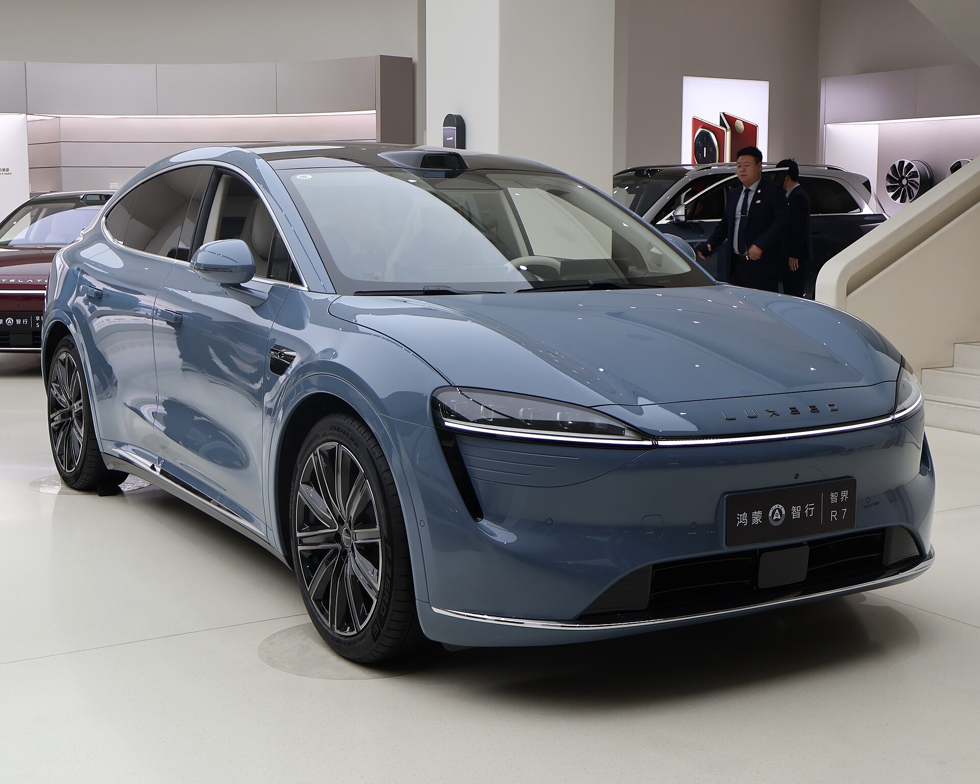 Luxeed refreshes R7 coupe SUV with lower price and up to 855 km of range
