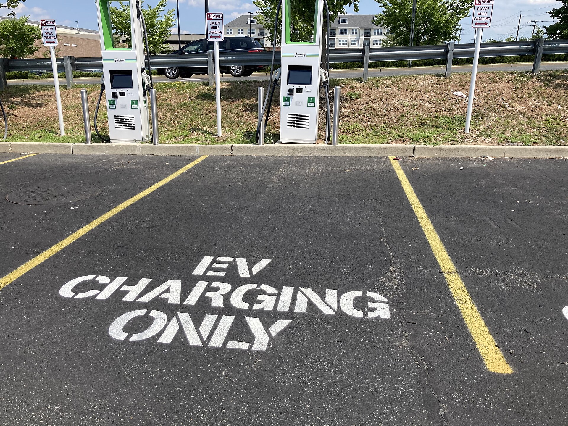 Electrify America, ABD'li Perakendecilere Beyaz Etiketli DC Şarj Programını Açtı