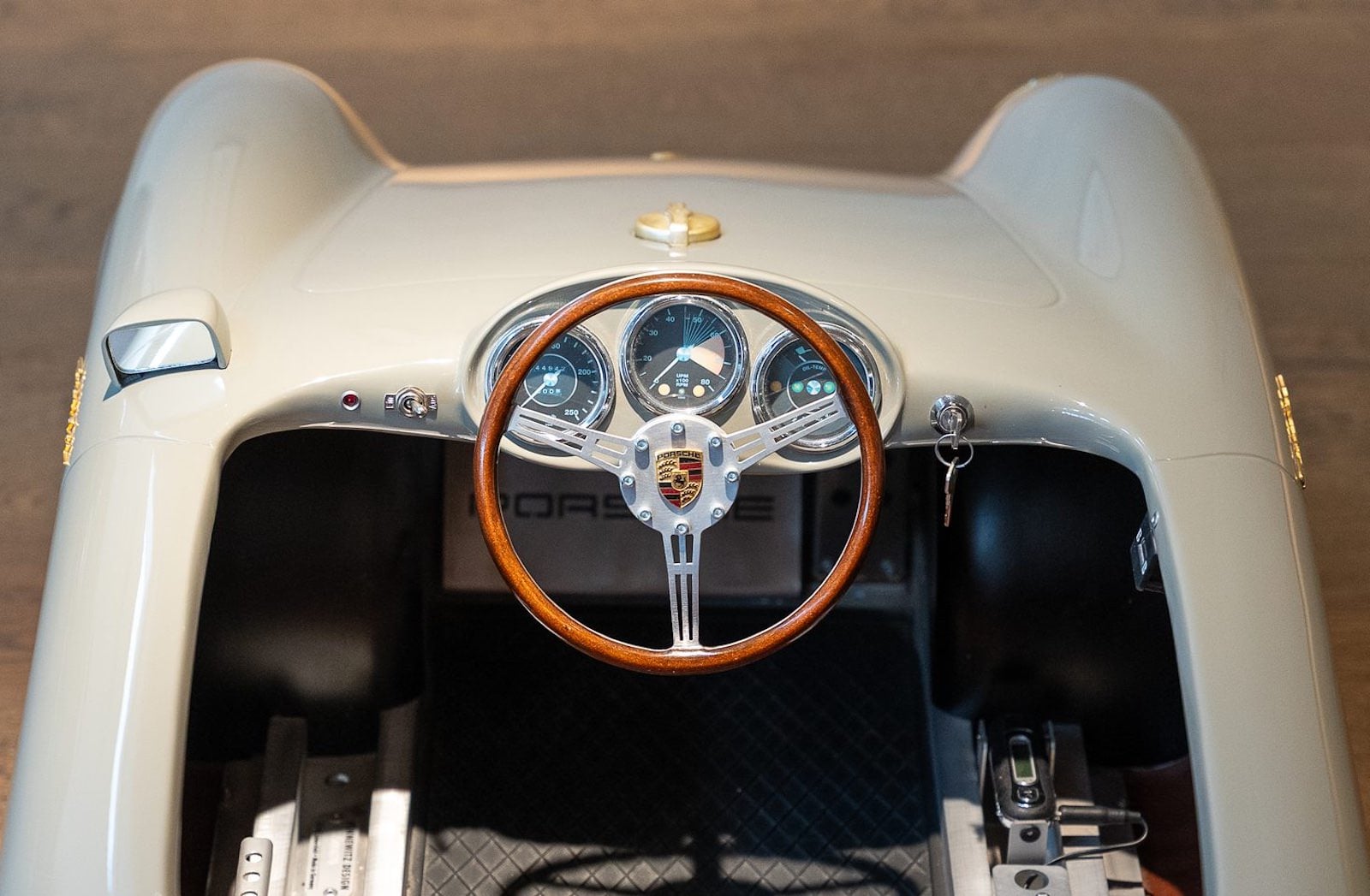 Resmi Lisanslı Porsche 550 Spyder Go-Kart, 18 Yıl Depoda Kaldıktan Sonra Satışta