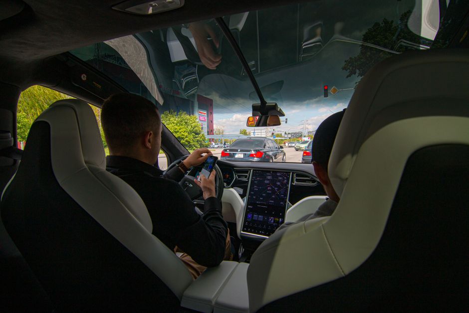 Tesla könnte Sie in einem Robotaxi nach Hause bringen, wenn Ihr Auto in der Werkstatt ist