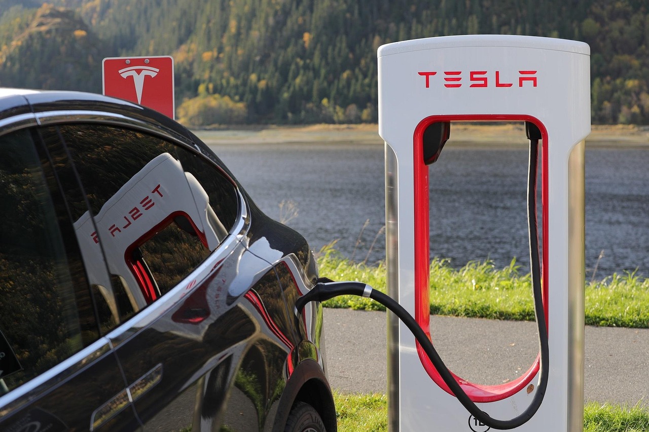 Teslas vormontierter „Accordion“-Supercharger soll schleppenden Ausbau beschleunigen