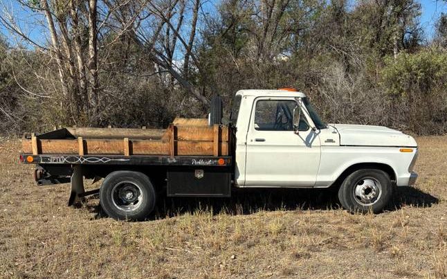 This 1977 Ford F-350 Flatbed Packs a Rebuilt V8 and an Honest Past