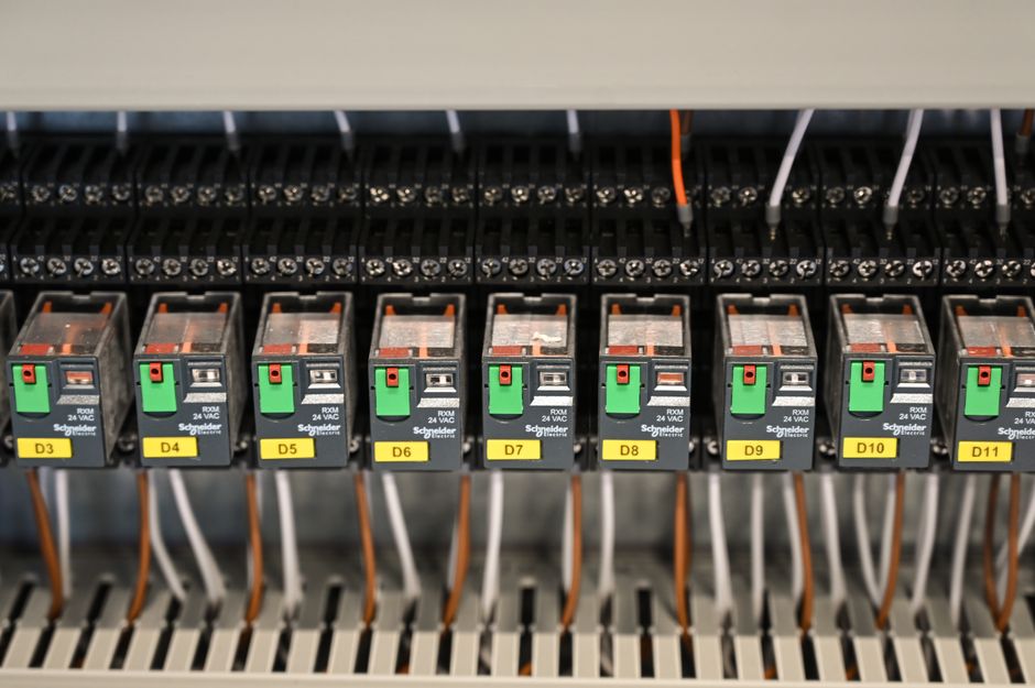 Streamlining Commercial EV Power Distribution with Modular, Off-the-Shelf Components