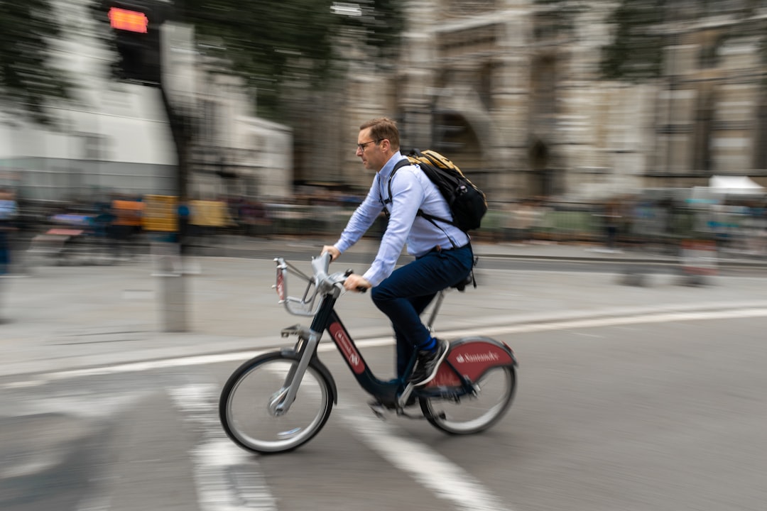 Londra Polisi, Suçluların Kullandığı Yasadışı E-Bisikletleri Artık Kendisi Kullanıyor