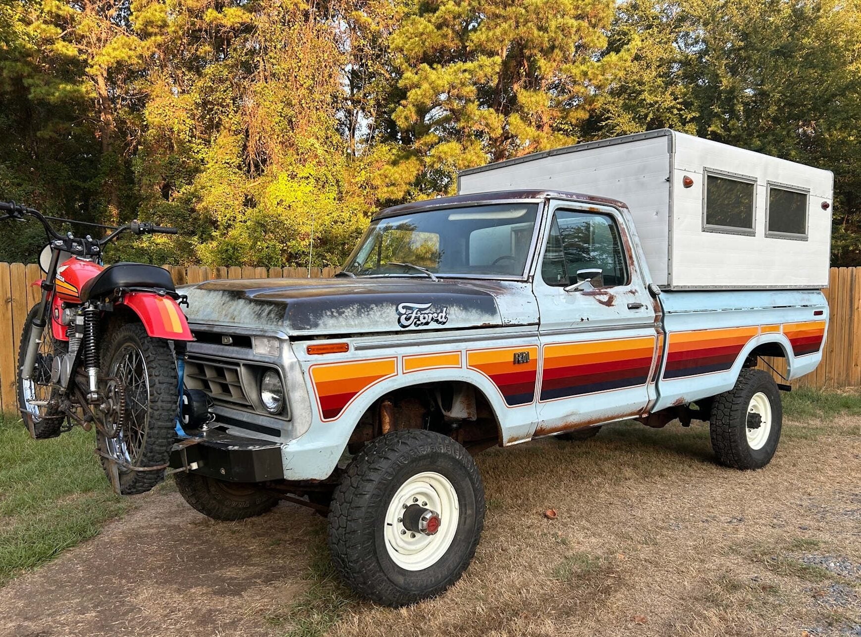 1976 Ford F-250 Highboy Karavan: Yanında Klasik Motosikletiyle