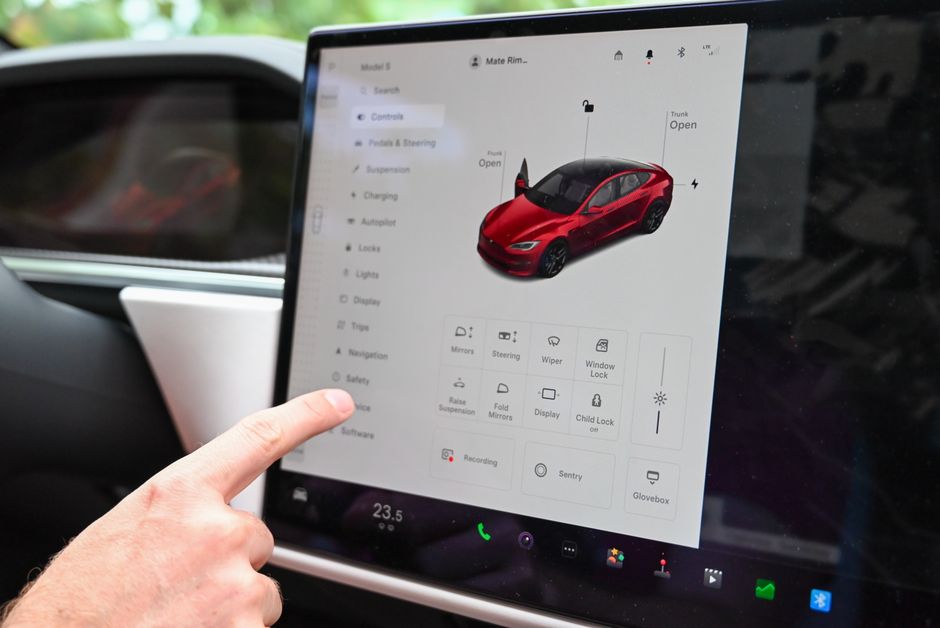 Tesla Cybercab mit Joystick auf dem Display für manuelles Fahren gesichtet