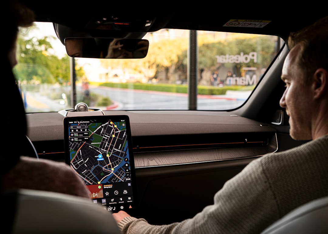 Uber'ın Yeni Patent Fikri: Sürücüsüz Araçta Okuyan Yolcu İçin Hareket Hastalığına Çözüm