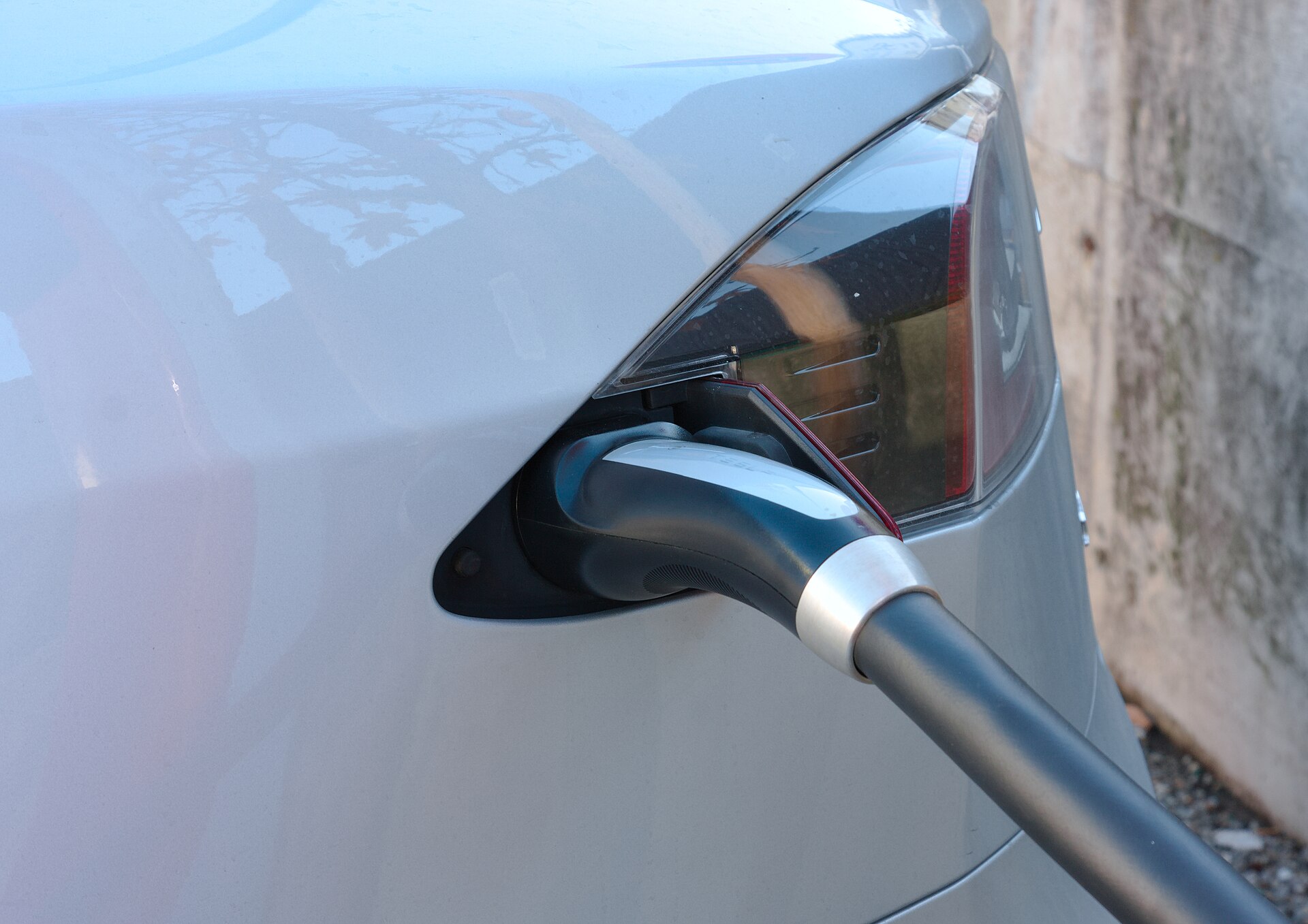 Tesla Hissesinde Analistler Temkinli: Değerleme Tartışması Sürüyor