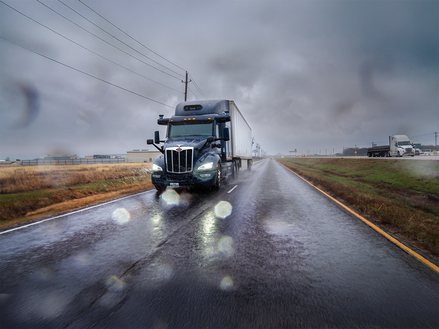 FMCSA Approves Warning Beacons for Autonomous Trucks, Overturning 2024 Rejection