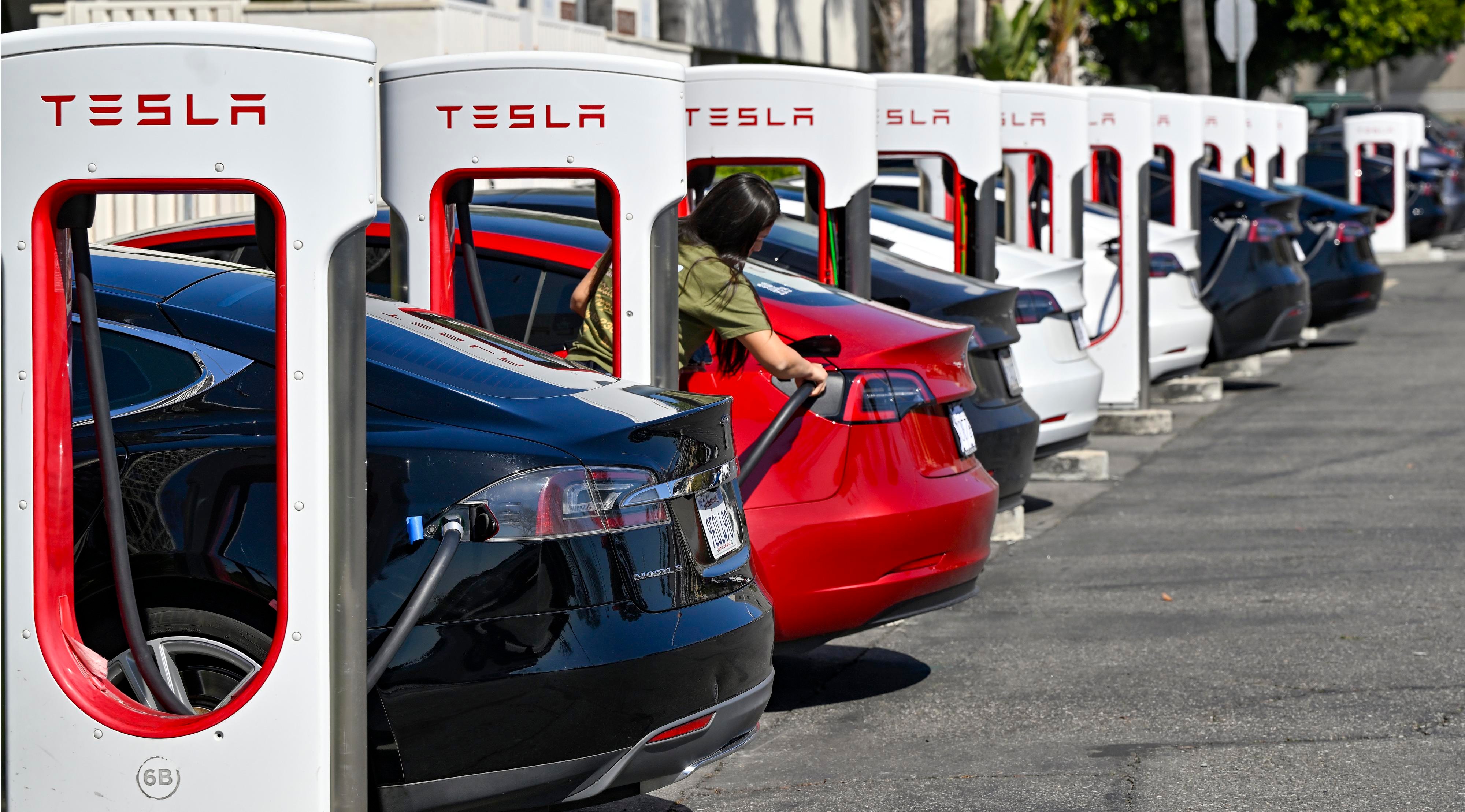 Tesla, Şarj Sırasında Acil Çıkış İmkânı Sunan Özelliği Yayına Aldı