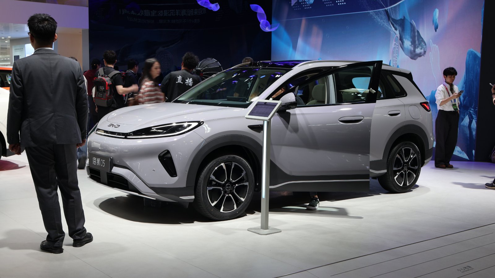 China Drafts Stricter Design Rules, Moves to Ban Foldable Screens in Cars