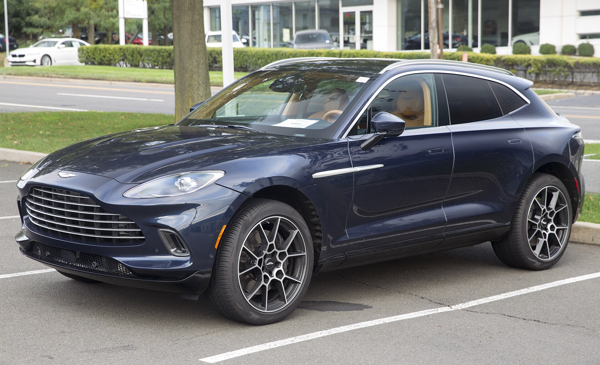 Aston Martin DBX Serisini İkiye Böldü: Konfor Odaklı DBX GT Geldi