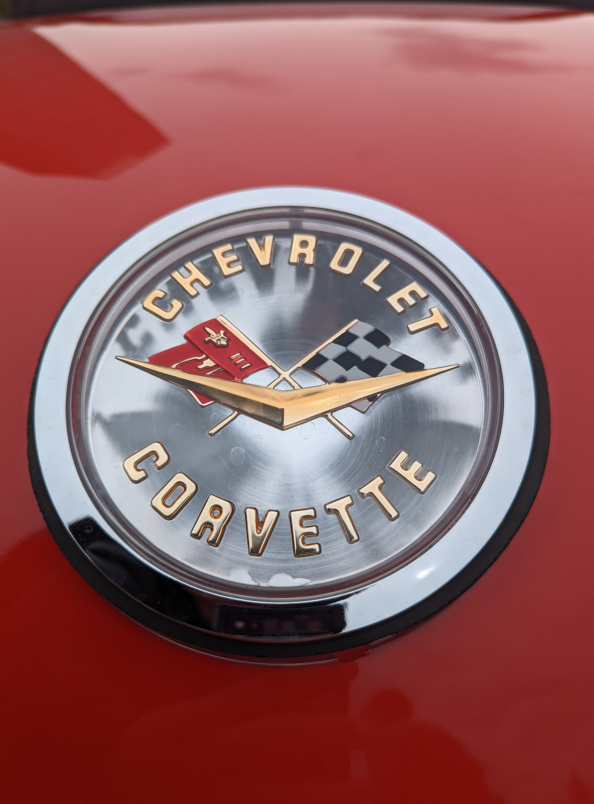 Eine Chevrolet Corvette von 2000, die kaum die Einfahrt verlassen hat