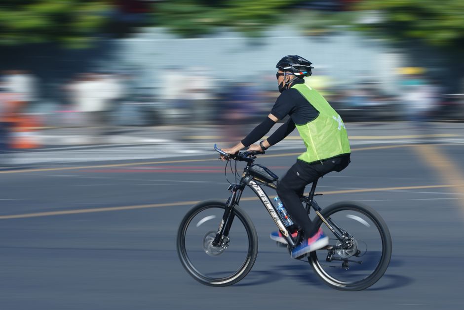 Aerobag Brings AI Wearable Airbags from Pro Cycling to Everyday Commuters