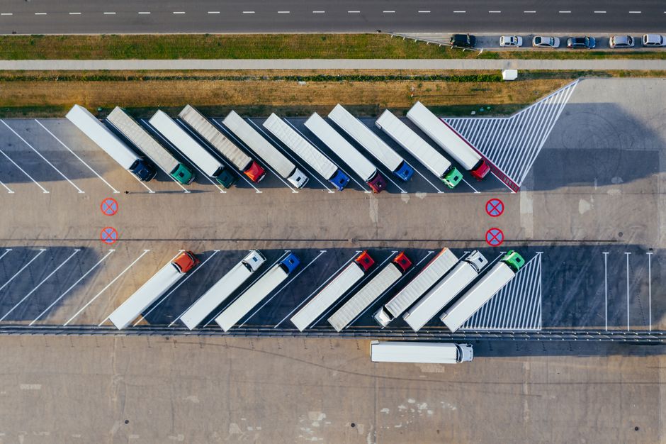 Zwei Küsten, eine Botschaft: Bundesstaaten forcieren E-Lkw-Beschleuniger, während Washington zögert