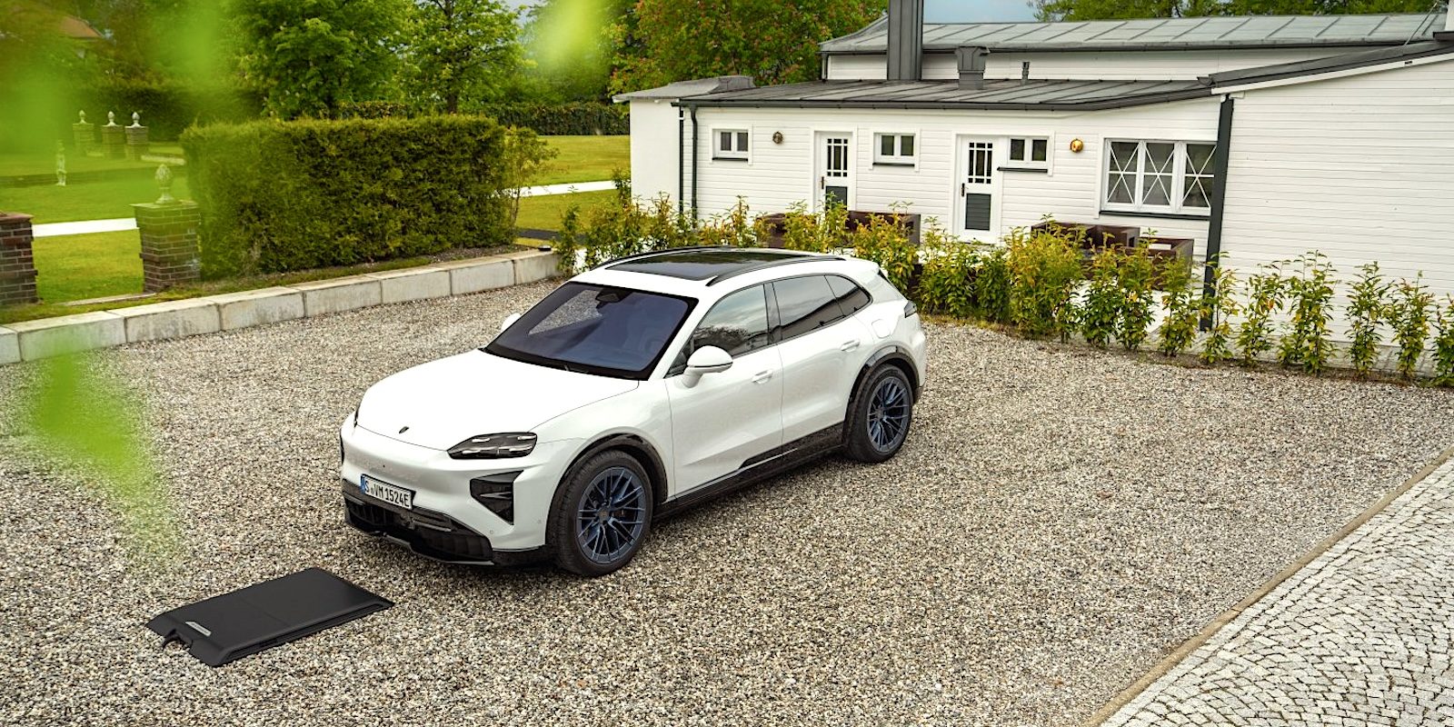 Porsche Kablosuz Şarjı Üretime Aldı: Cayenne Electric Artık Fişsiz Şarj Oluyor
